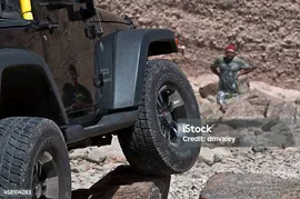 Скала Ползать На Jeep Wrangler — стоковые фотографии и другие картинки Jeep Wrangler - Jeep Wrangler, Внедорожник, 4х4