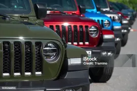 Автомобили Jeep Wrangler На Парковке — стоковые фотографии и другие картинки Jeep Wrangler - Jeep Wrangler, Автомобиль класса SUV, Гибридный автомобиль
