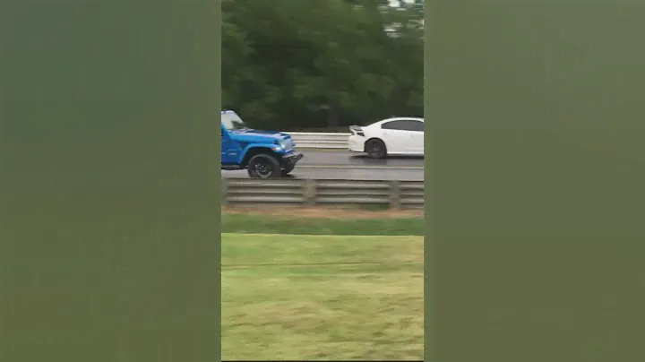 Jeep Wrangler 4xe drag racing 392 charger