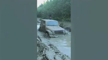 НОВЫЙ JEEP WRANGLER SPORT на бездорожье - этому мужику его не жалко