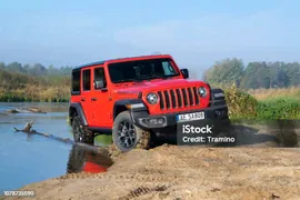Jeep Wrangler Rubicon На Берегу Реки — стоковые фотографии и другие картинки Внедорожник - Внедорожник, 4х4, Jeep