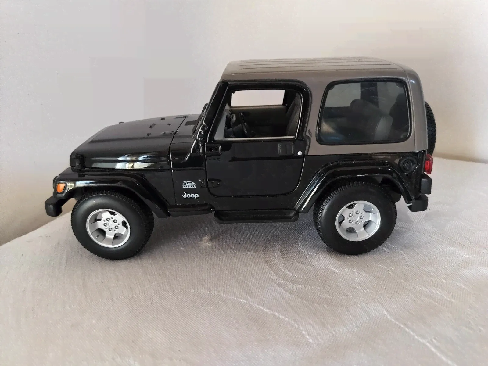 Maisto 2003 Jeep Wrangler Sahara Truck 1:18 Black Model Car