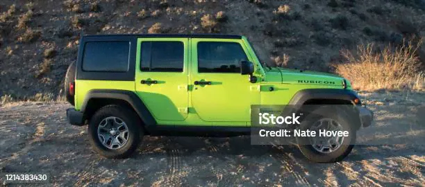 Яркозеленый 4x4 Jeep Wrangler — стоковые фотографии и другие картинки Jeep Wrangler - Jeep Wrangler, Jeep, Автомобиль