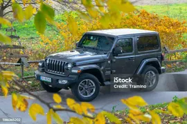 Jeep Wrangler В Осенних Декорациях — стоковые фотографии и другие картинки 4х4 - 4х4, Jeep, Jeep Wrangler
