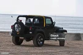 Jeep Wrangler Используемых На Морской Берег — стоковые фотографии и другие картинки Jeep Wrangler - Jeep Wrangler, Пляж, 4х4