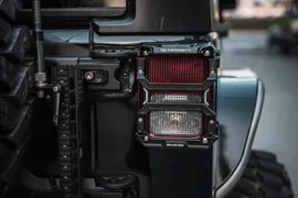Алюминиевая защита заднего фонаря серии Awaken для Jeep Wrangler JL — Чёрная
